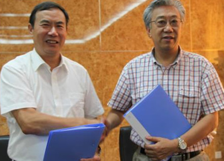 顔廷咊(he)董事長(zhang)與曹福亮院士簽約